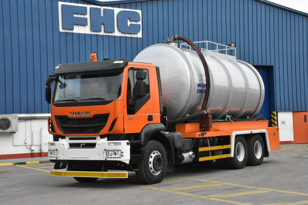 FHC Vacuum Oil Tank Truck - view 1 product image