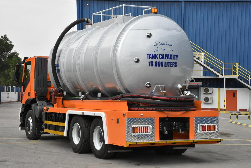 FHC Vacuum Oil Tank Truck - view 3 product image